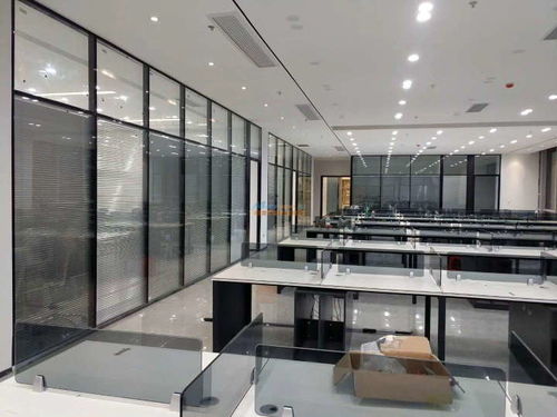 青島玻璃隔斷與高隔間在空間設(shè)計中的多重優(yōu)勢——以引金商用設(shè)備為例